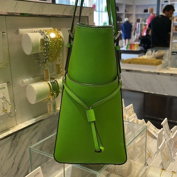 Michael Kors Voyager Large Saffiano Leather Tote Bag
Jungle Green 
NWT - Picture 9 of 16